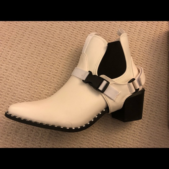 BRAND NEW WHITE WESTERN INSPIRED BOOTS - Picture 3 of 4